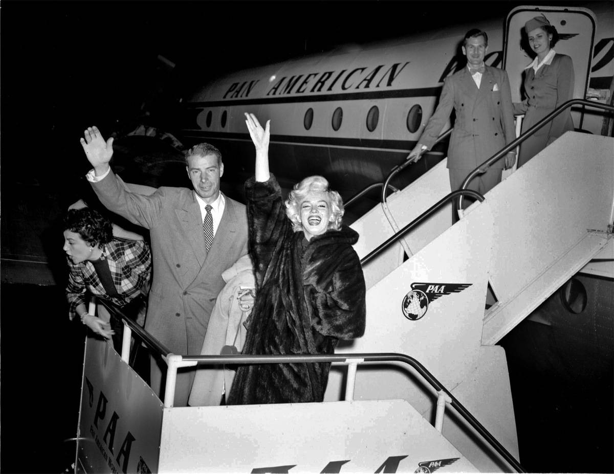 Joe DiMaggio and Marilyn Monroe arrive back in San Francisco on January 24, 1954.