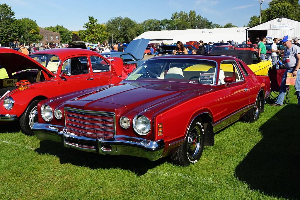 1024px-1975_Dodge_Charger_Daytona_(29175013403)