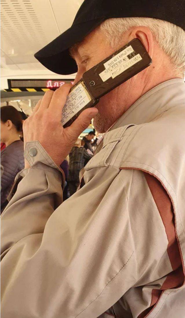 old flip phone used by an older gentleman