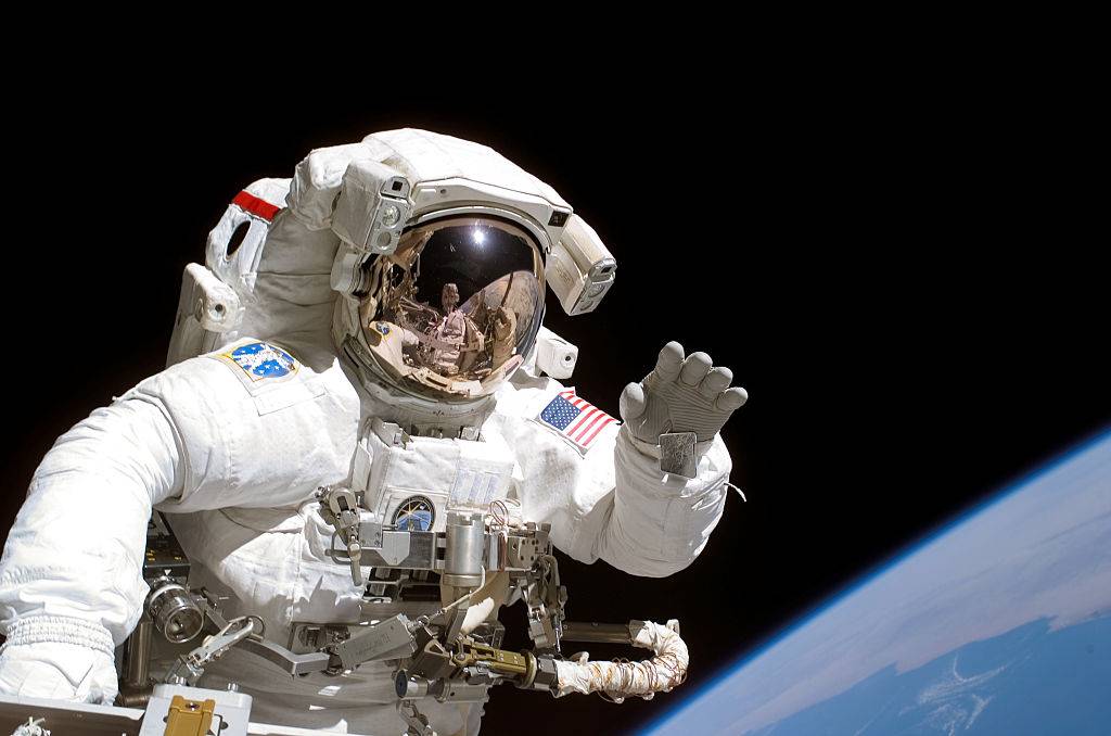 an astronaut doing a space walk to the International Space Station