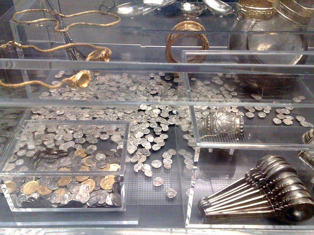 1024px-Hoxne_hoard_case