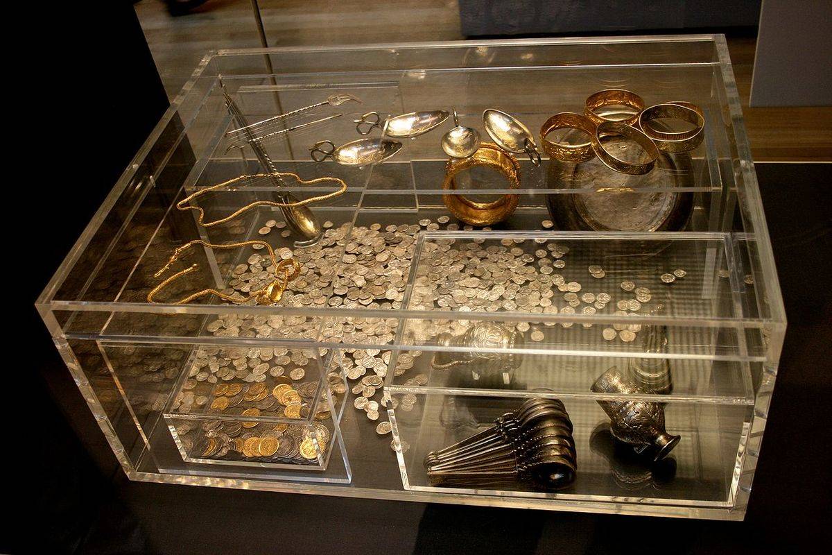 1280px-Hoxne_Hoard_1
