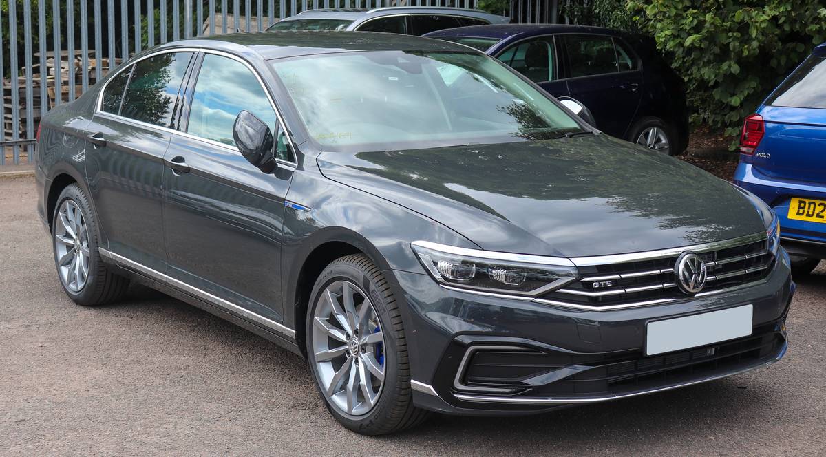 2020_Volkswagen_Passat_GTE_facelift_1.4_Front