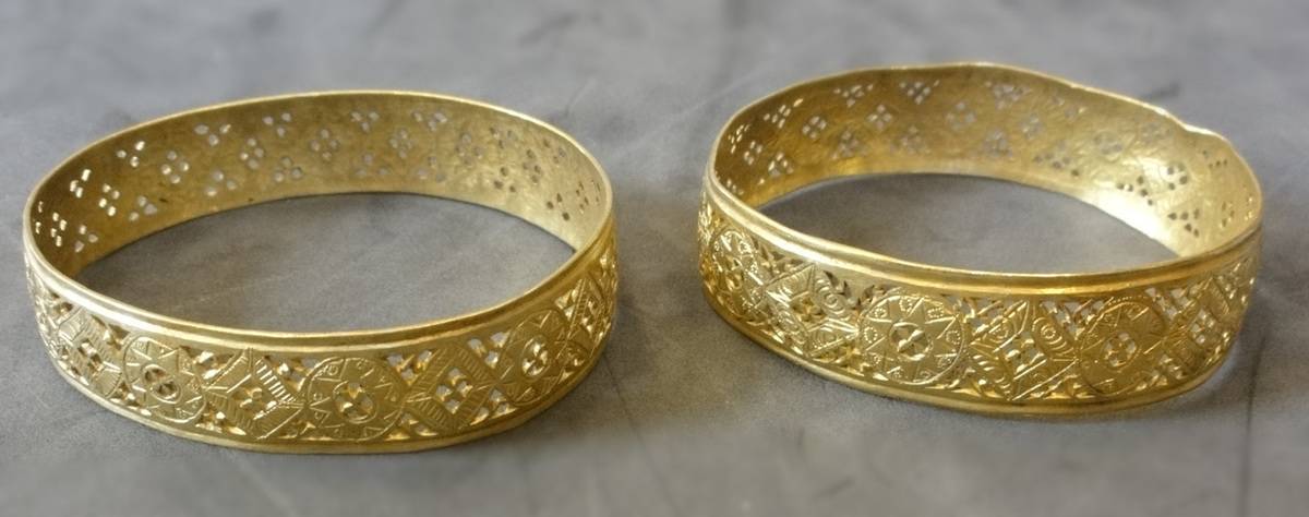 Hoxne_Hoard_two_gold_bracelets_side