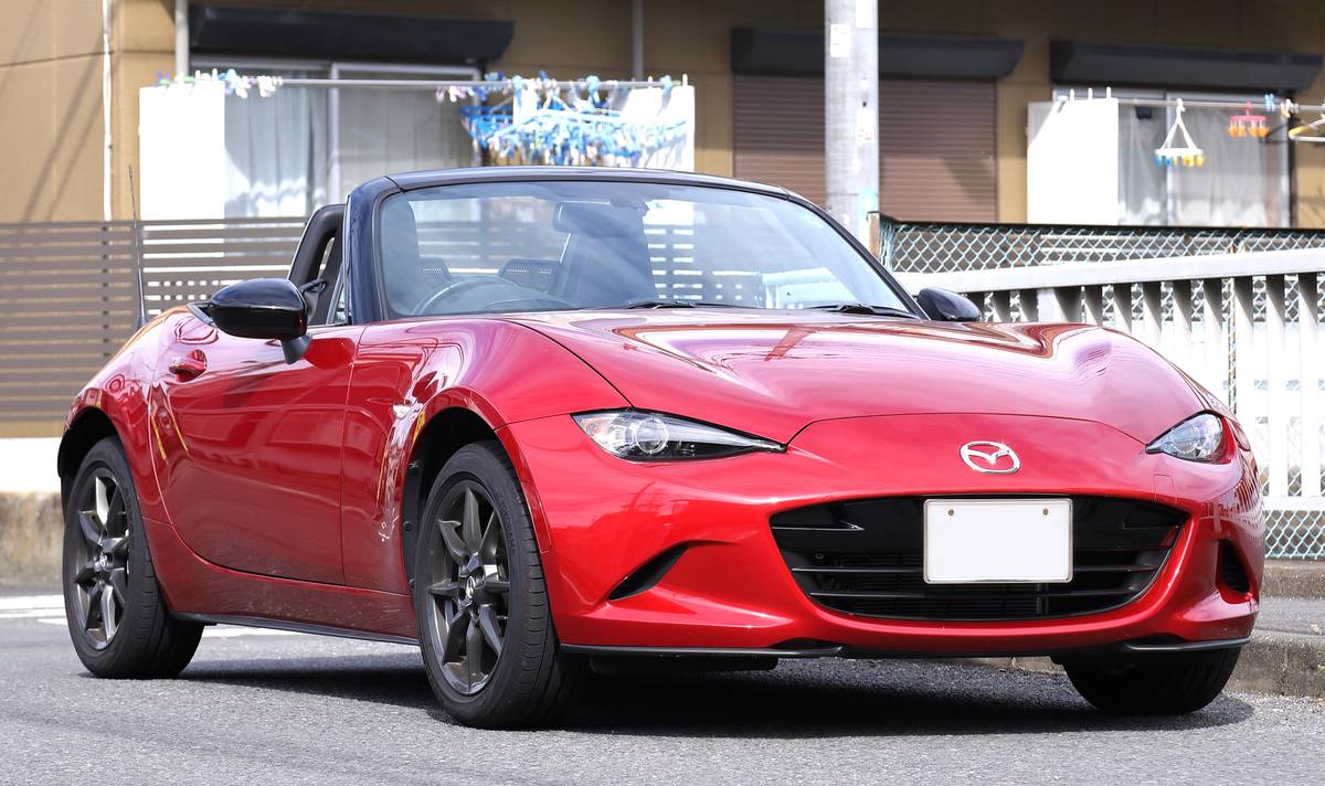 Mazda_Roadster_(MX-5)_by_Negawa_Bridge_(cropped)