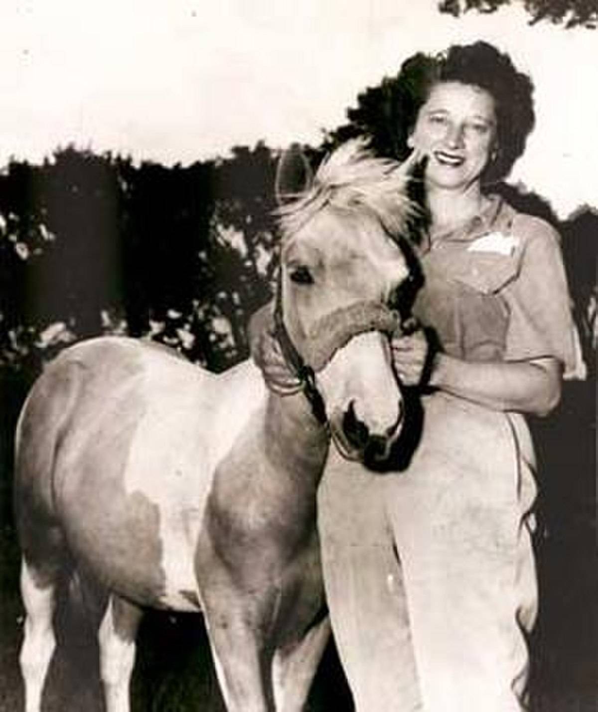 Marguerite Henry stands with her horse, Misty.