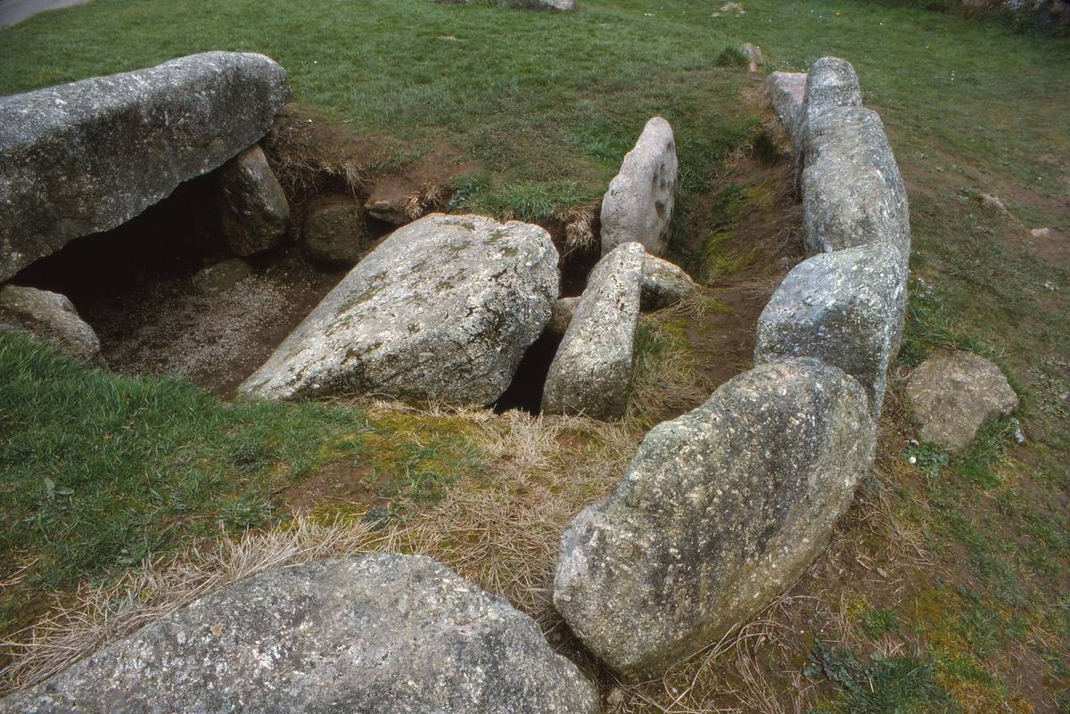 Large stones surround a tomb from the 3rd millennium.