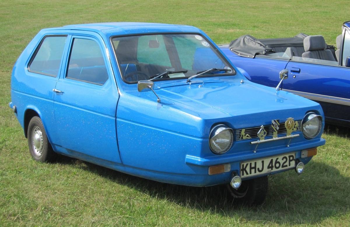 Reliant_Robin_registered_July_1975_748cc_at_Knebworth_2013