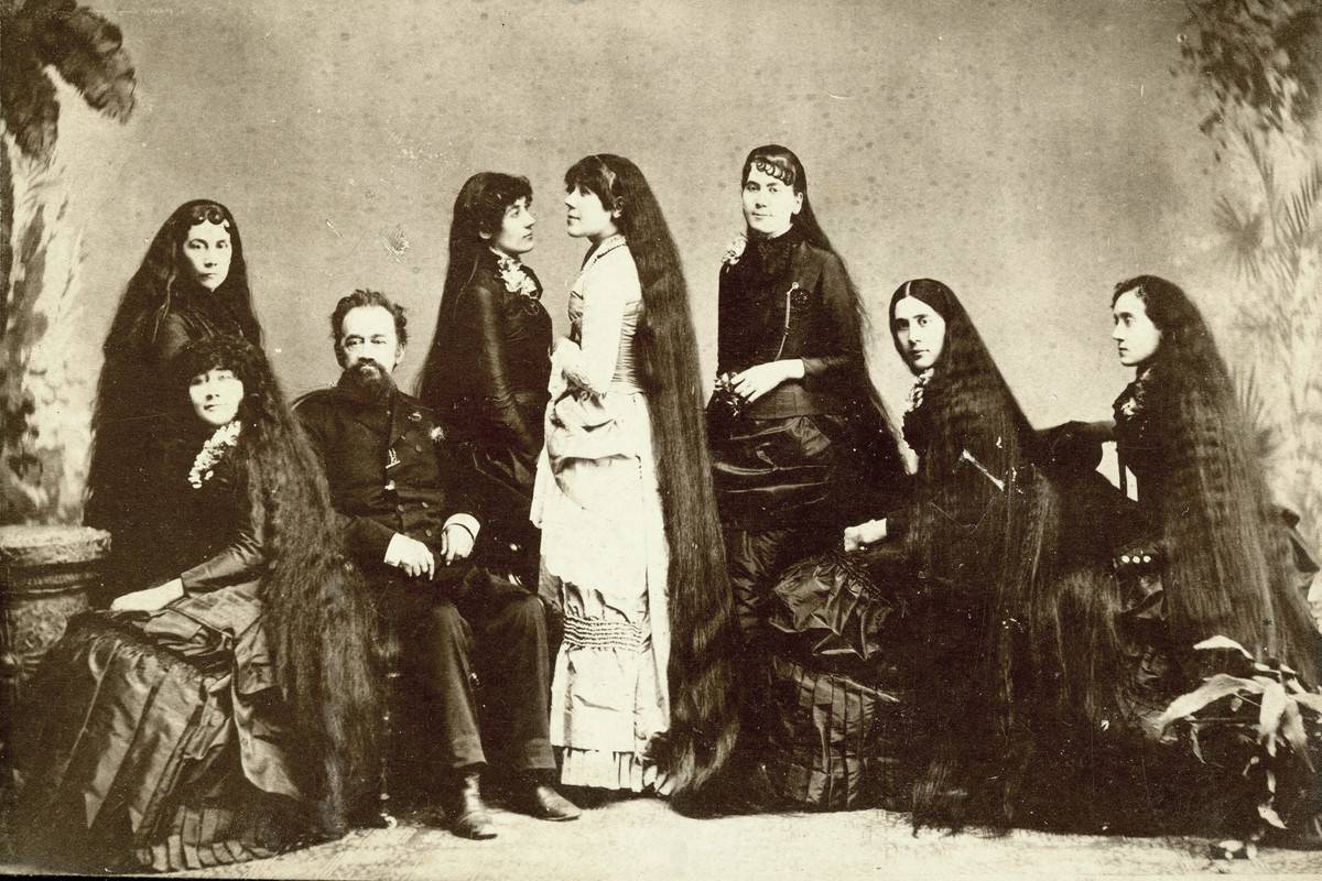 sutherland sisters posing for a photo with their father