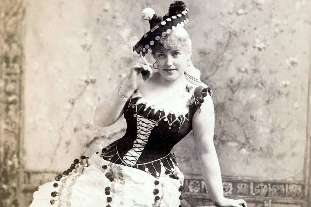 victorian woman wearing a hat