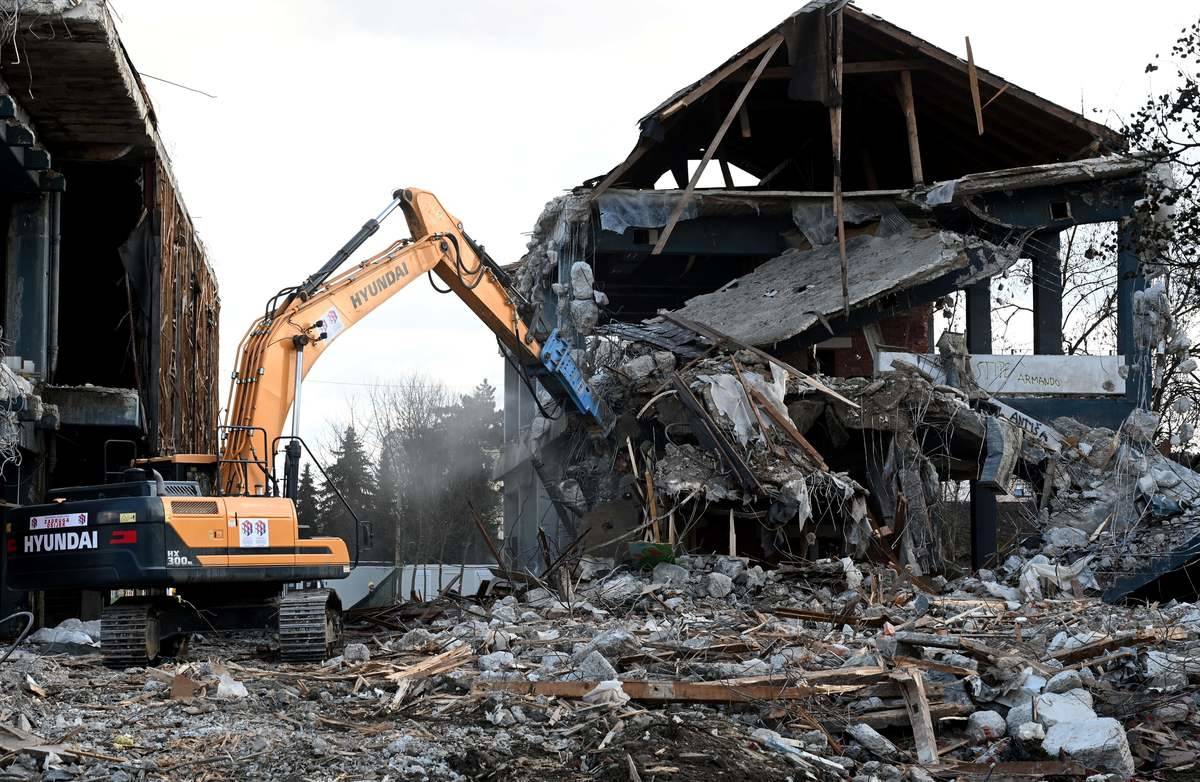 Workers with heavy machinery demolish a house in Petrinja on February 4, 2021. - More than a month ago, on December 29, 2020, the city of Petrinja was hit by a catastrophic earthquake measuring 6.4 on the Richter scale, forcing many people to leave their homes