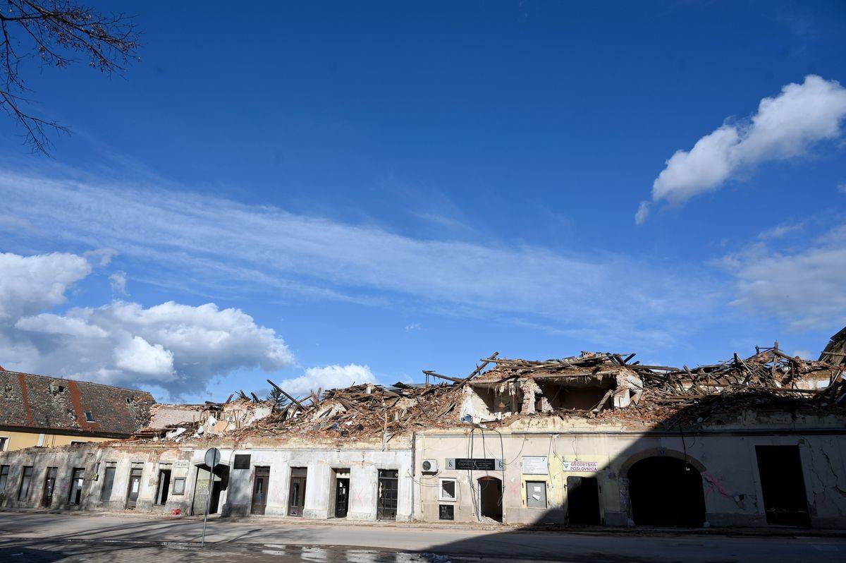 The destroyed buildings and the deserted street are pictured in Petrinja on February 4, 2021. - More than a month ago, on December 29, 2020, the city of Petrinja was hit by a catastrophic earthquake measuring 6.4 on the Richter scale, forcing many people to leave their homes.
