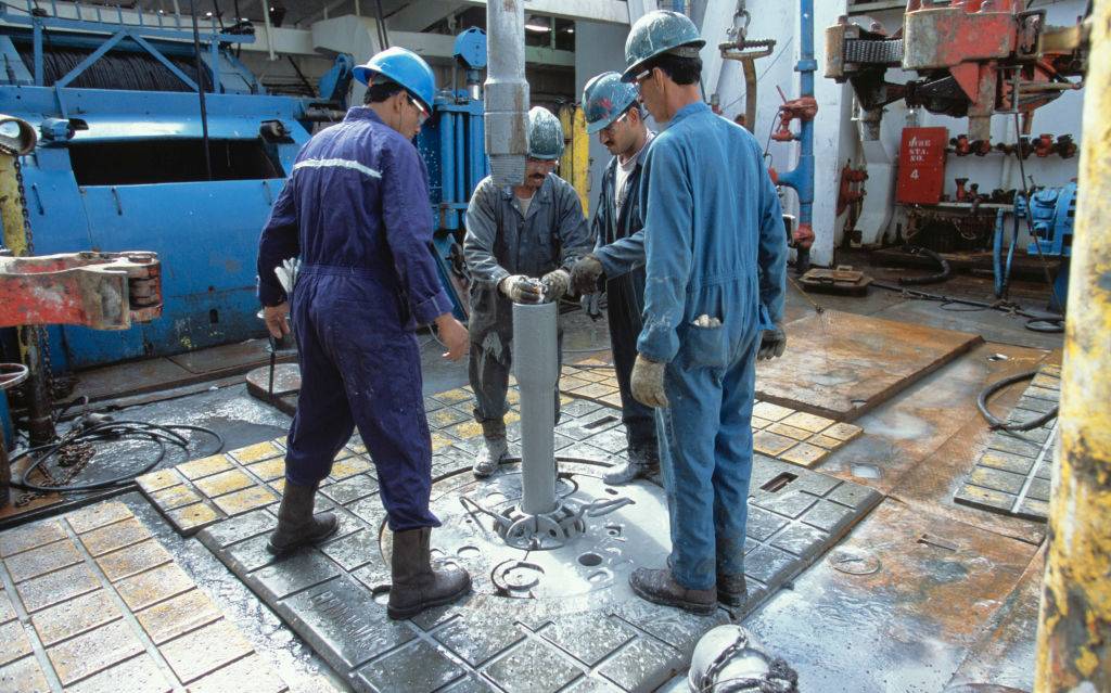 Oil workers on drilling floor of a drilling rig