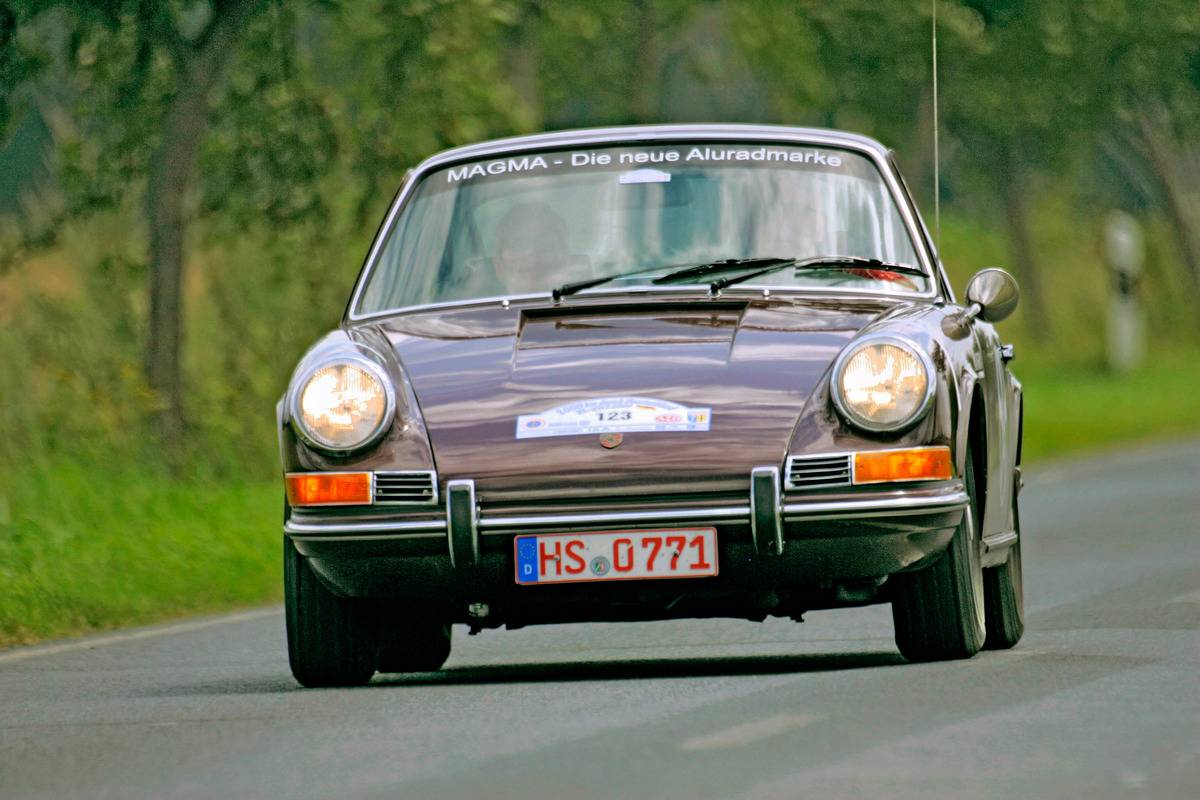 Von 2000 Km durch Deutschland Oldtaimer - Rallay 2007. Hier Porsche 912 Coupe B Bj.1968 - auf der Strecke zwischen Wolfsburg und Hannover .