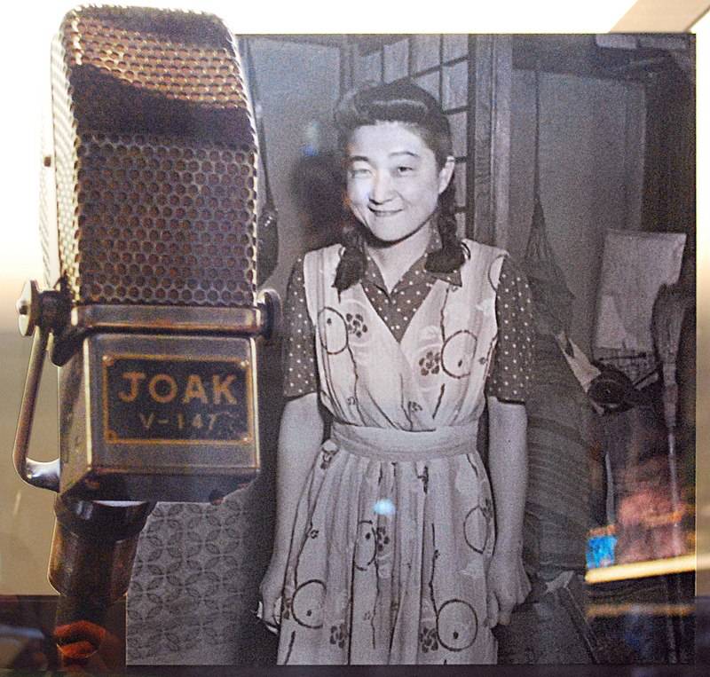 800px-JOAK_microphone_&_Tokyo_Rose,_National_Museum_of_American_History