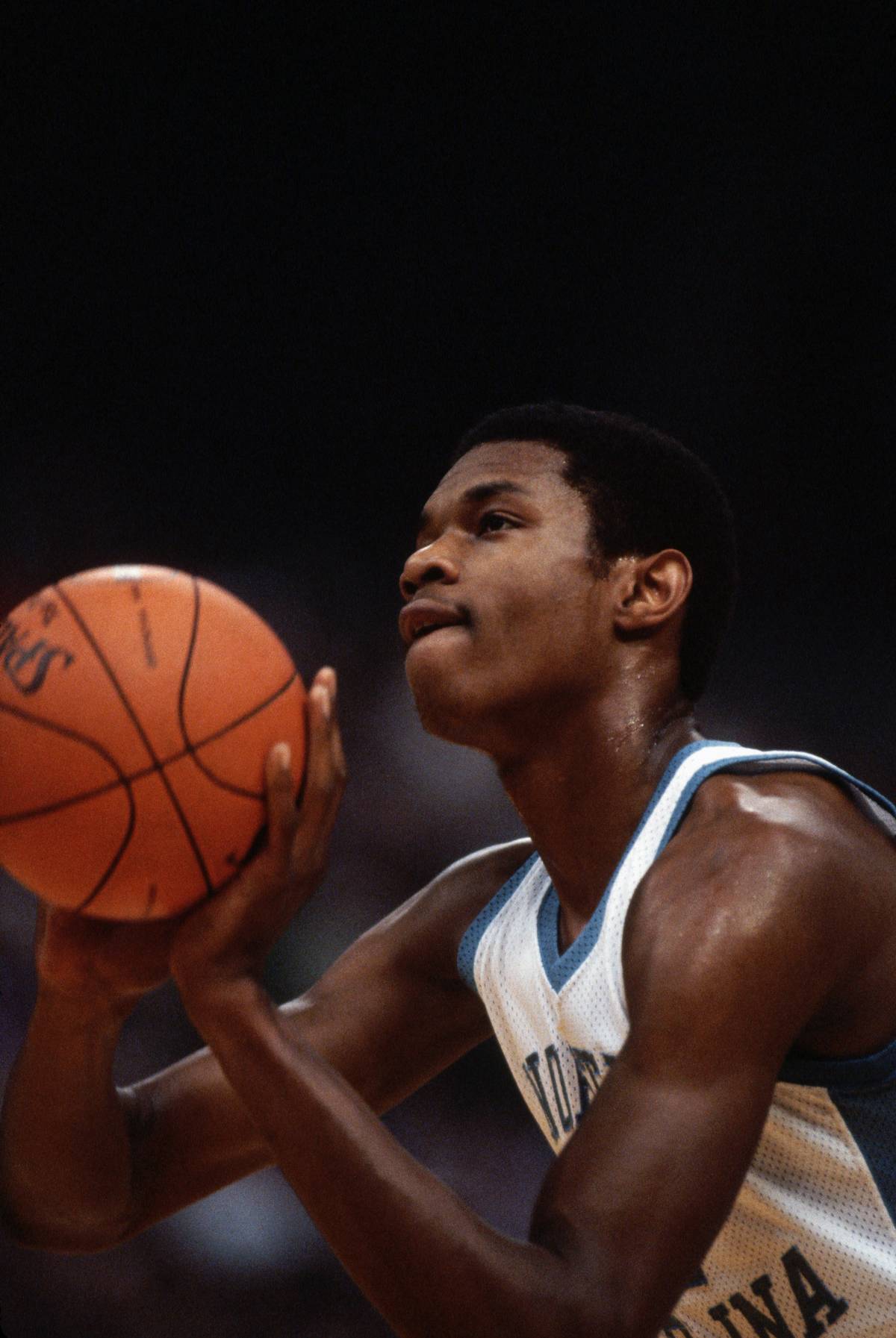 Sam Perkins of the unc tar heels takes a shot