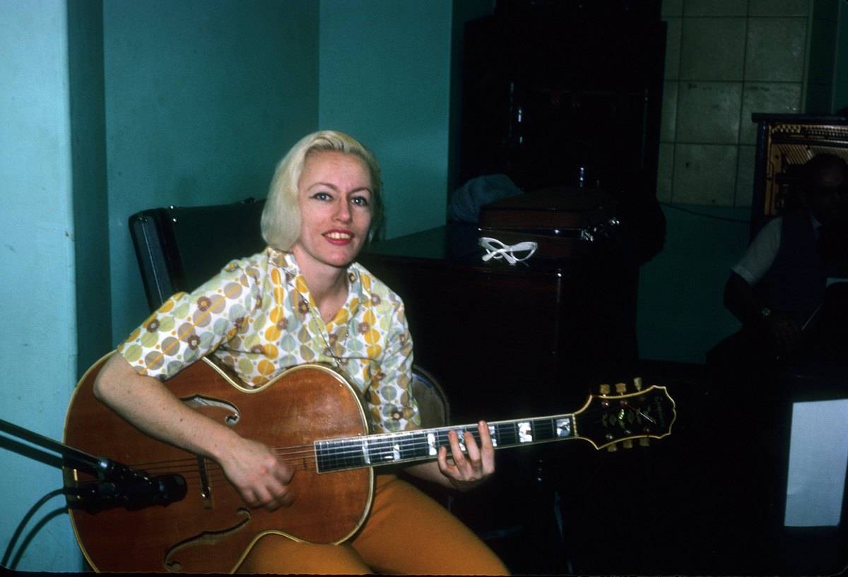 Carol Kaye Plays A Guitar