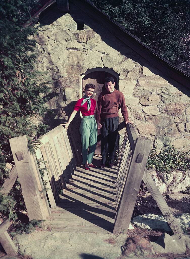 debbie reynolds and eddie fisher in front of their home