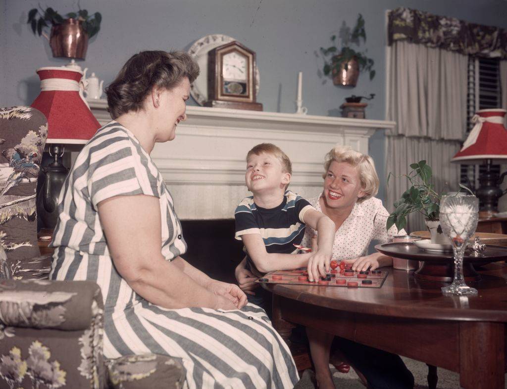doris day playing checkers with her son and mother