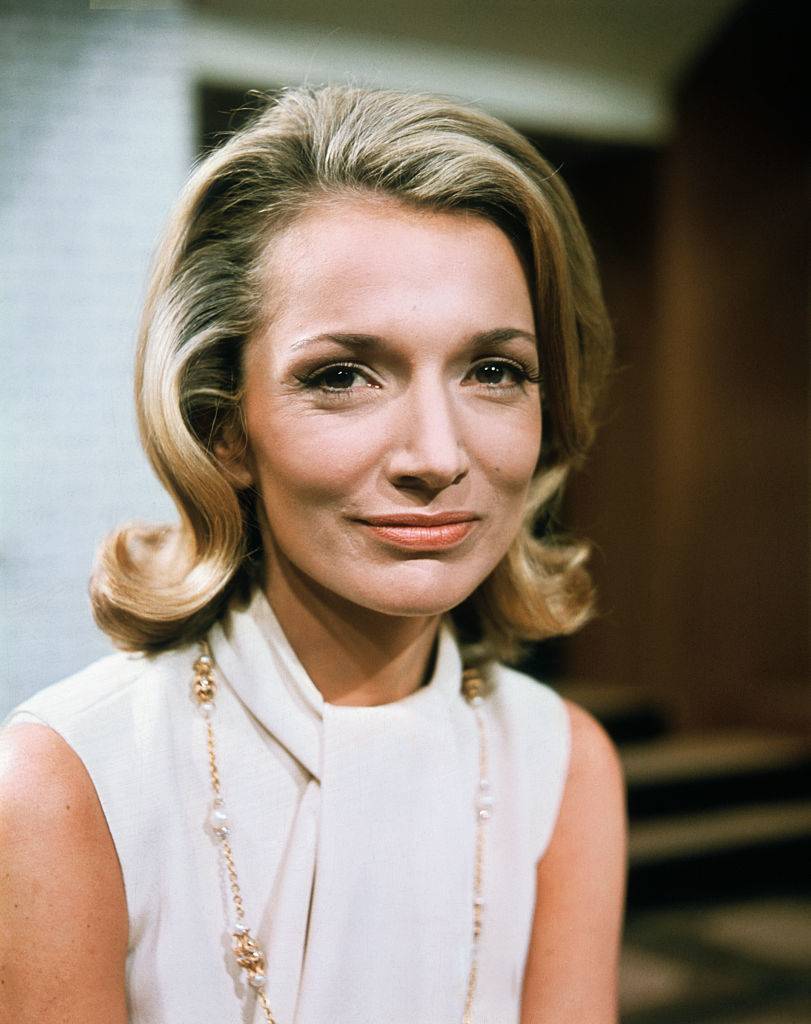 lee radziwill posing for a photo