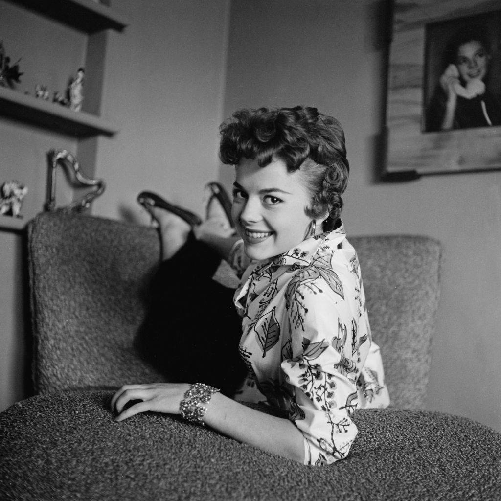 natalie wood lounging on a chair