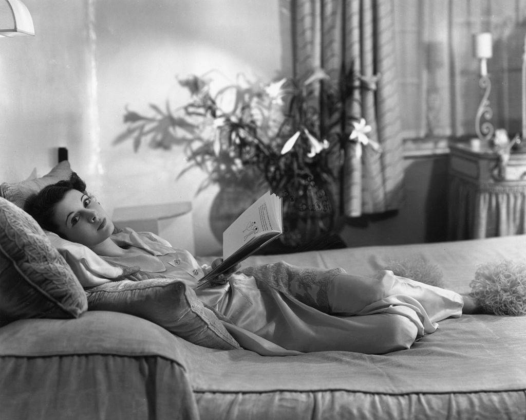 vivien leigh reading a book at home