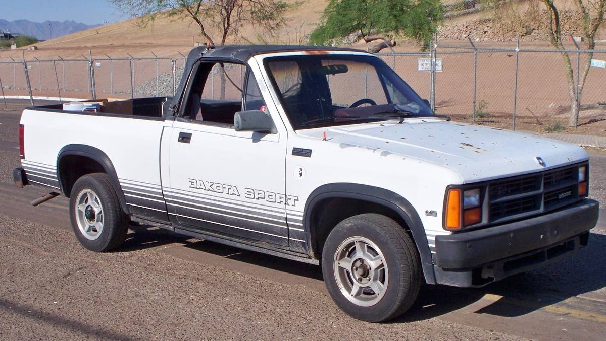 1989_Dodge_Dakota_right_front_quarter_view