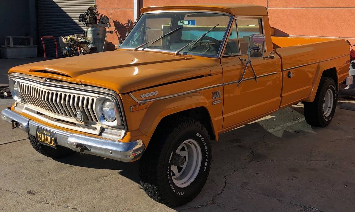 Orange_Jeep_J-10_Gladiator