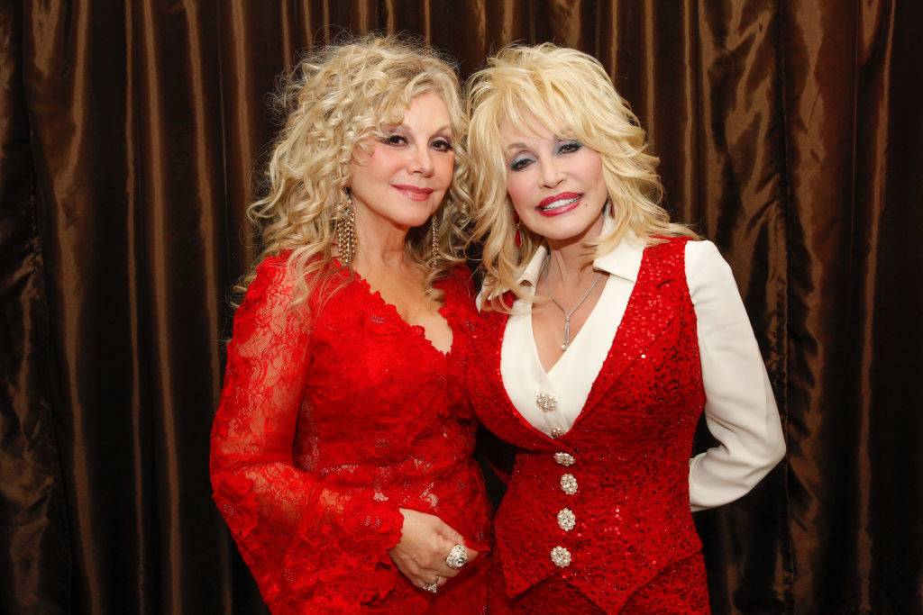 Dolly Parton with her sister at a conference