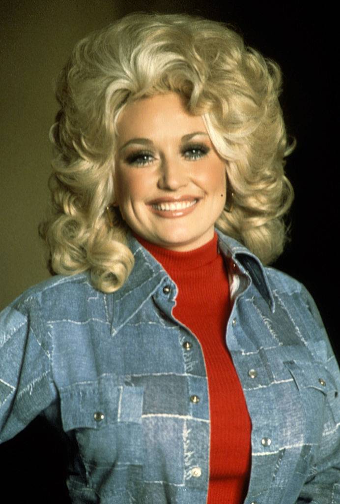 Dolly Parton posing for a photo in 1977
