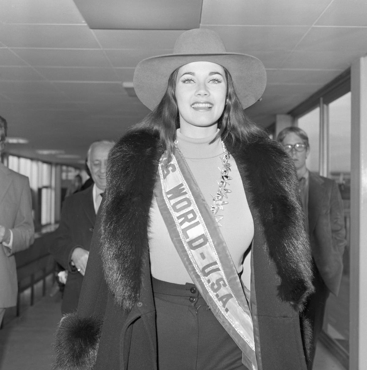Miss Usa Lynda Carter At London Airport