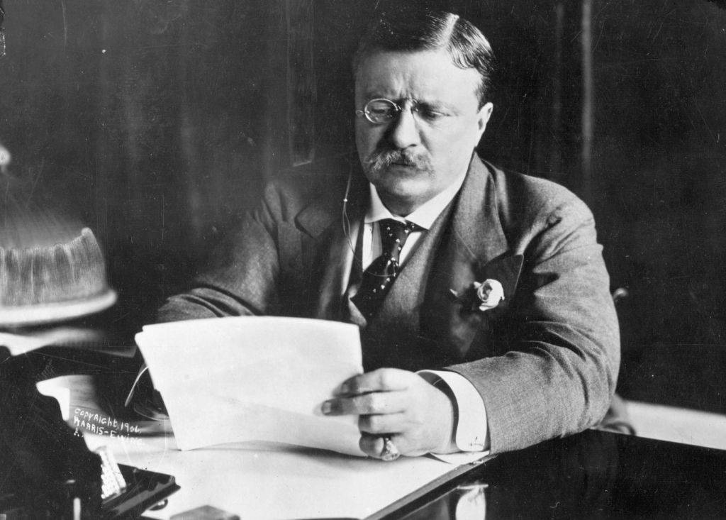 theodore roosevelt in 1905 reading a letter