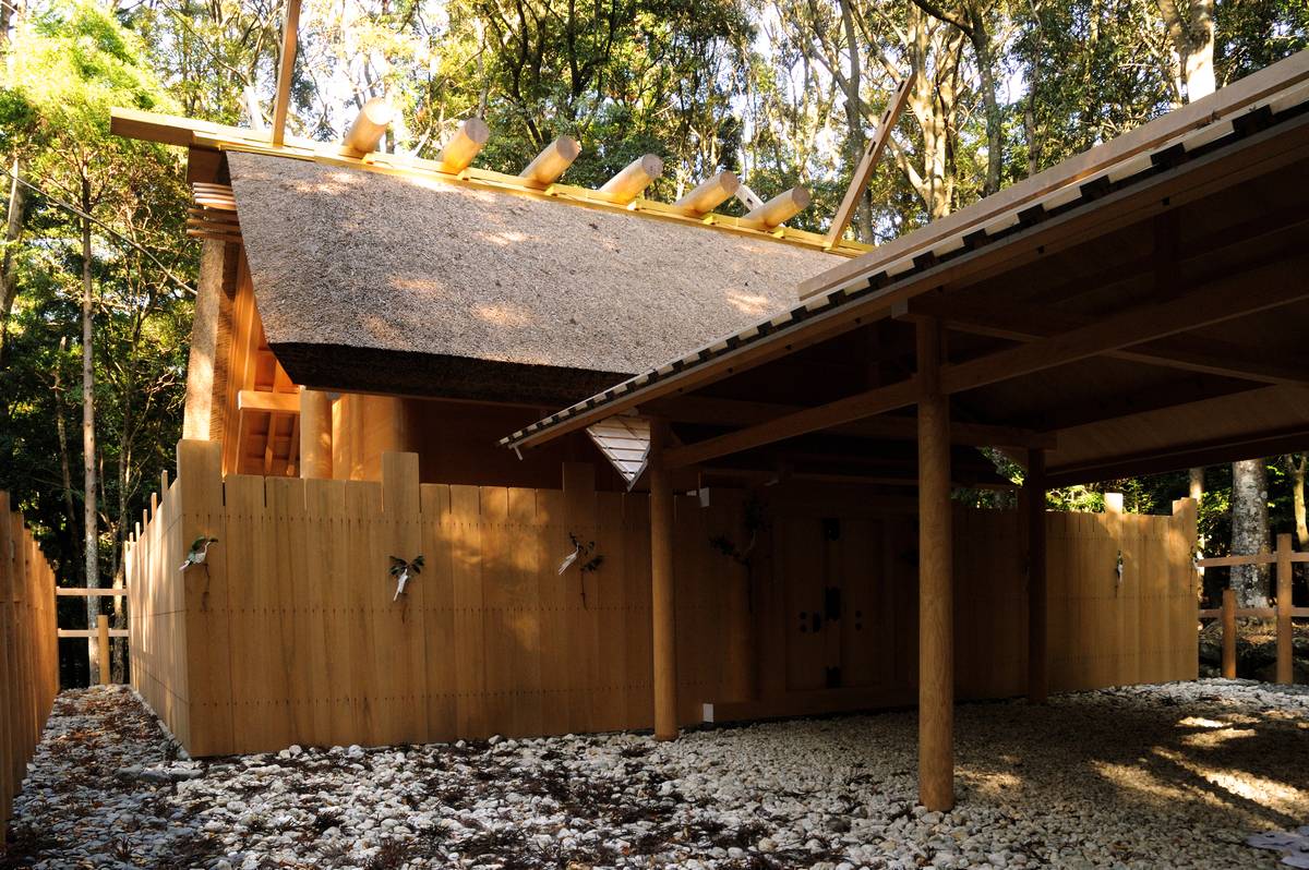 Ise shrines, the outer shrine geku and the inner shrine naiku, are the most important shintô shrines in Japan