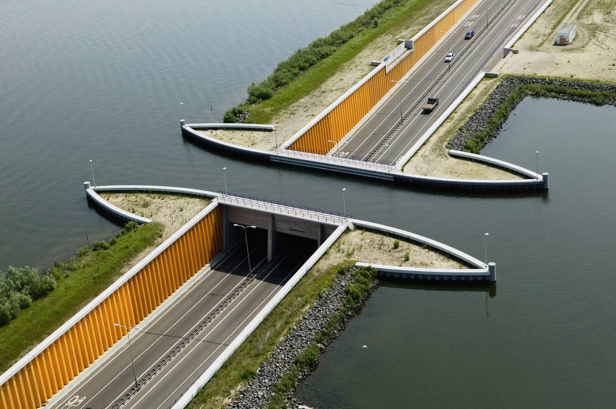 Aqueduct in the Veluwe Lake between the mainland and the Flevopolder (former Zuidersea), Holland