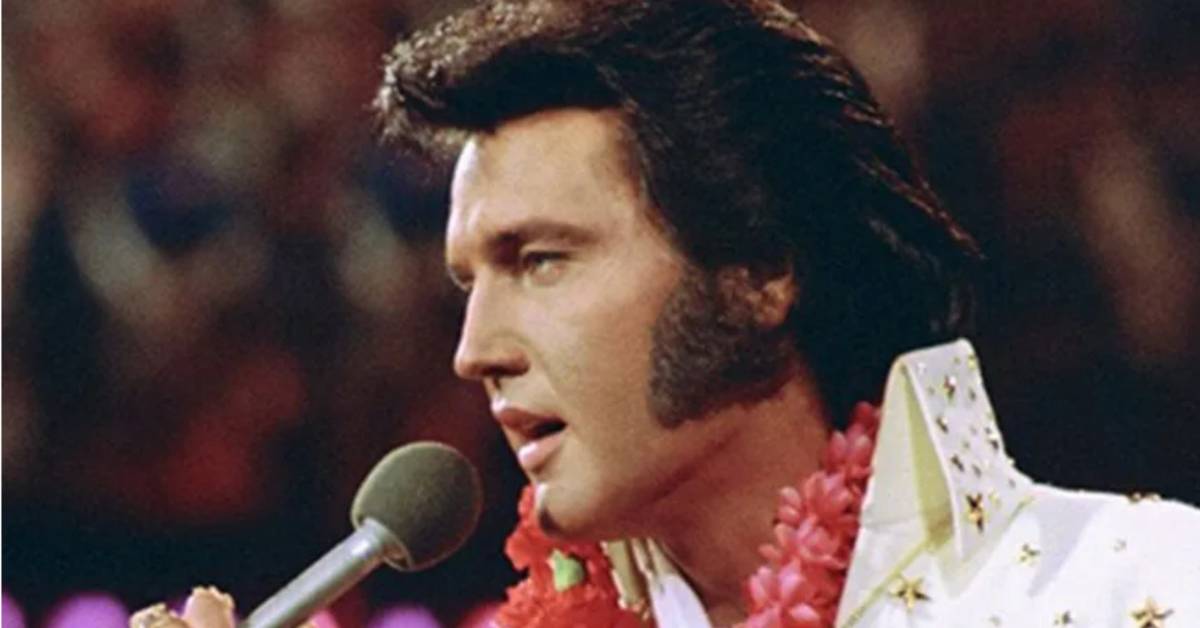 elvis presley singing on stage