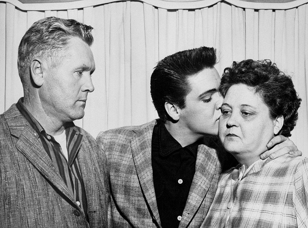 elvis kissing mother, mother and father look sad