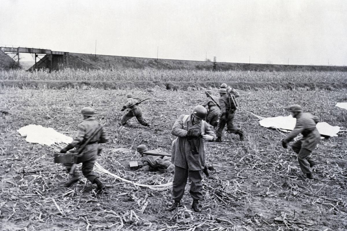 Parachute Soldiers Run After Landing