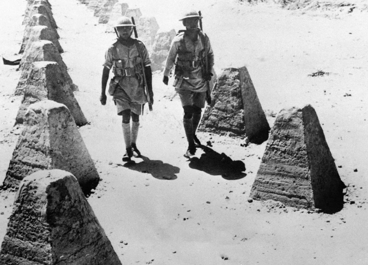 Soldats Dans Le Désert Egyptien