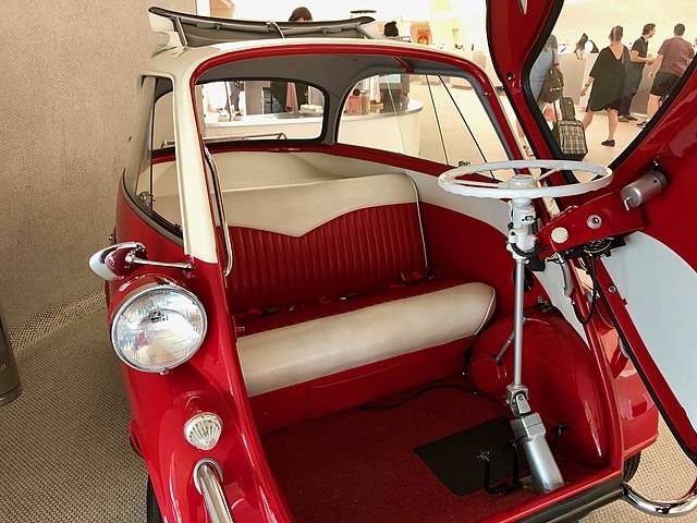640px-1956_BMW_Isetta_300,_TWA_Flight_Center,_John_F._Kennedy_International_Airport,_Jamaica,_Queens,_New_York_City,_NY_ 48581154891