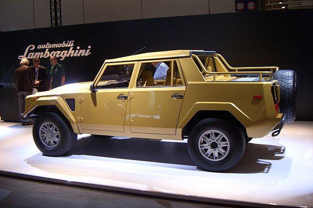 640px-Lamborghini_LM002_Gen1_1986-1992_sideleft_2012-03-22_A
