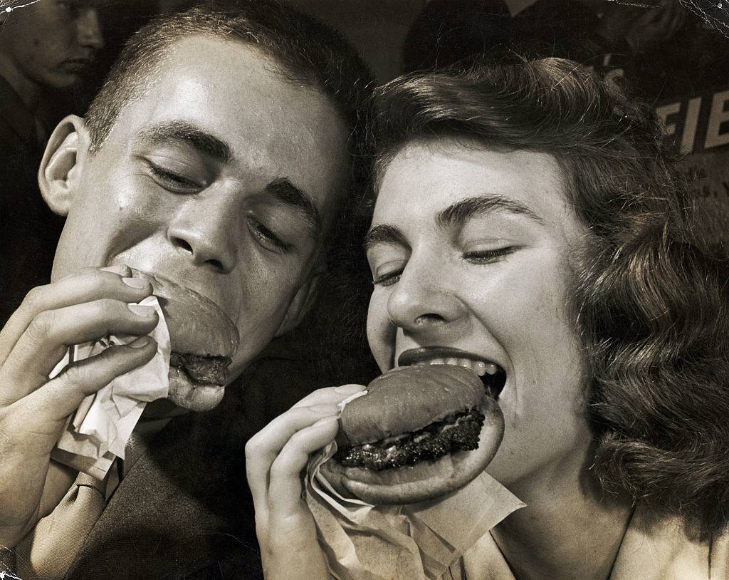 students eating fast food