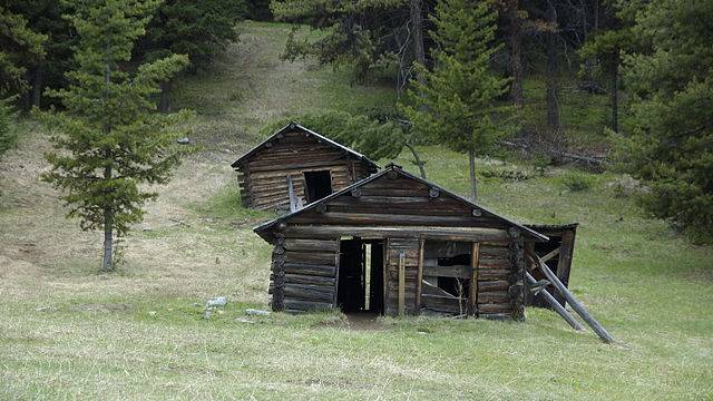 640px-Garnet_MT_ cabins