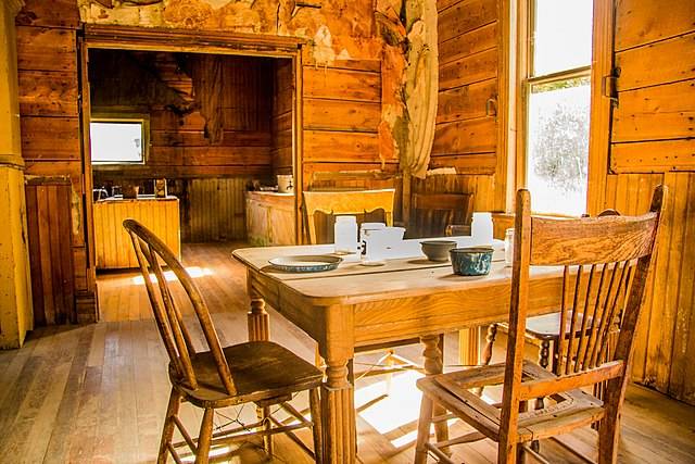 Garnet_Ghost_Town_Dining_room_table