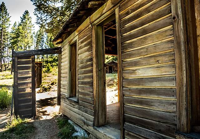 Garnet_Ghost_Town_cabin