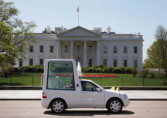 Popemobile_passes_the_White_House