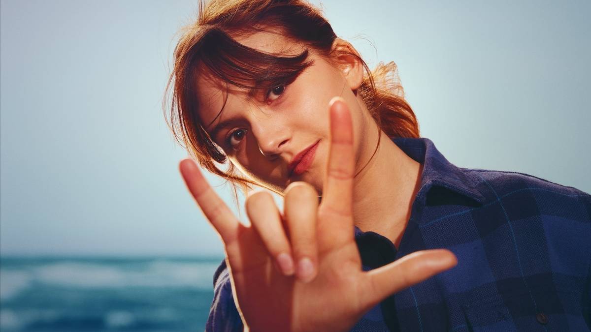 woman with an i love you asl sign