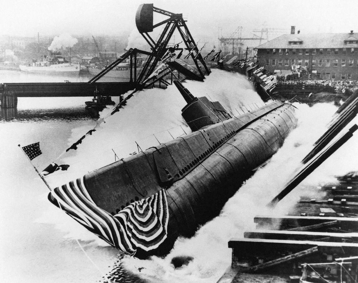 Sideways launching of a submarine at the Manitowoc (Wisconsin) shipyards  of the Manitowoc Engineering Co., 1943-1945. Founded in 1902, up until 
1939, this company built only boats for the Great Lakes and large 
rivers.