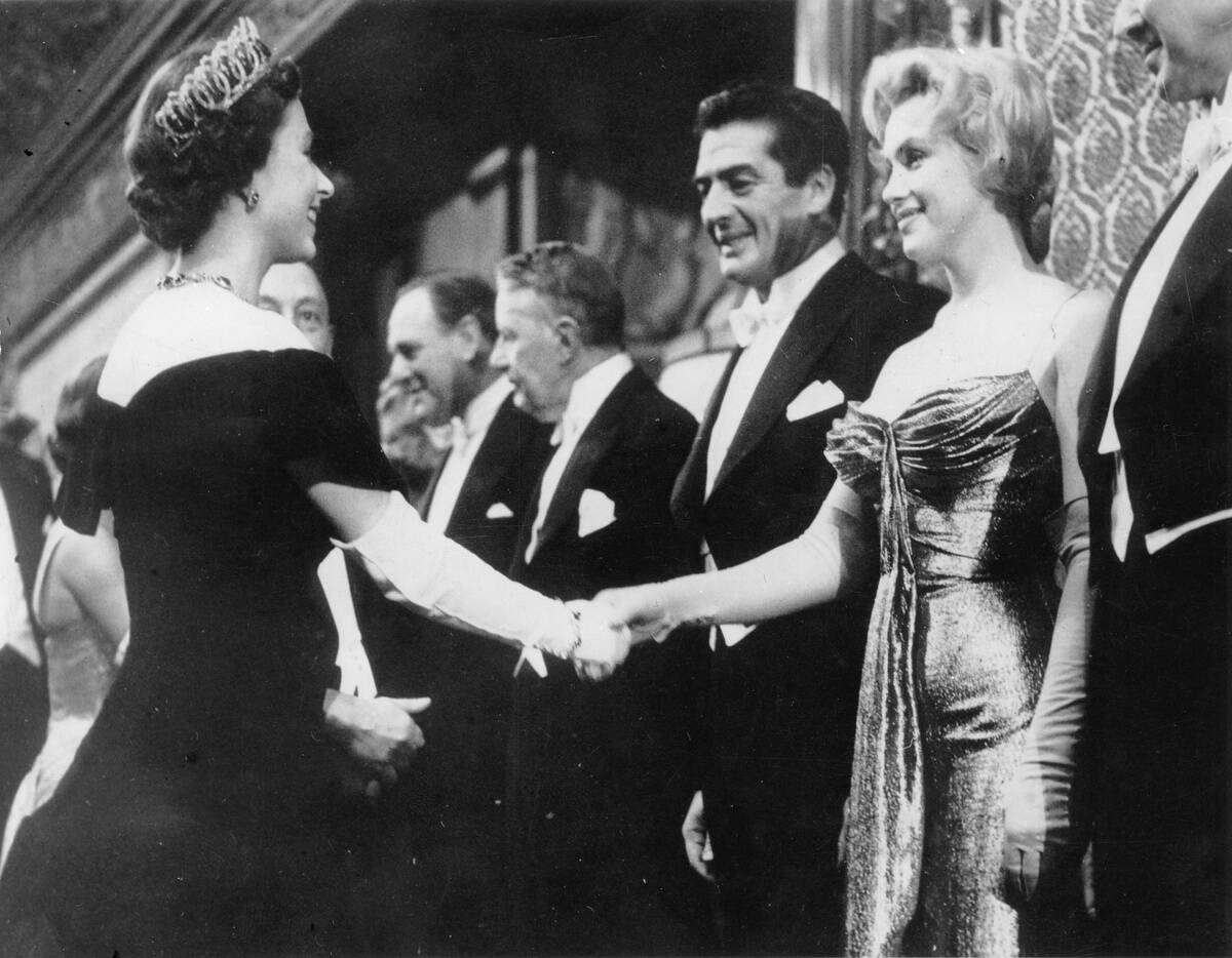 Marilyn Monroe mit Königin Elizabeth II. von England