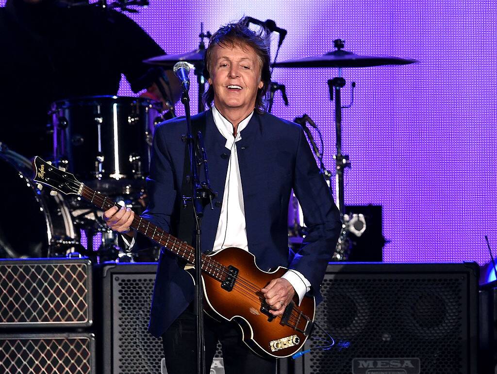 paul mccartney playing a bass in 2016