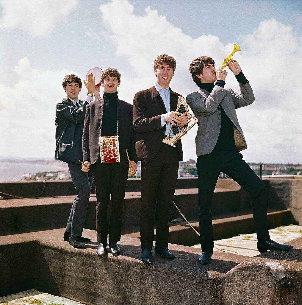 the beatles posing for a photo in 1963